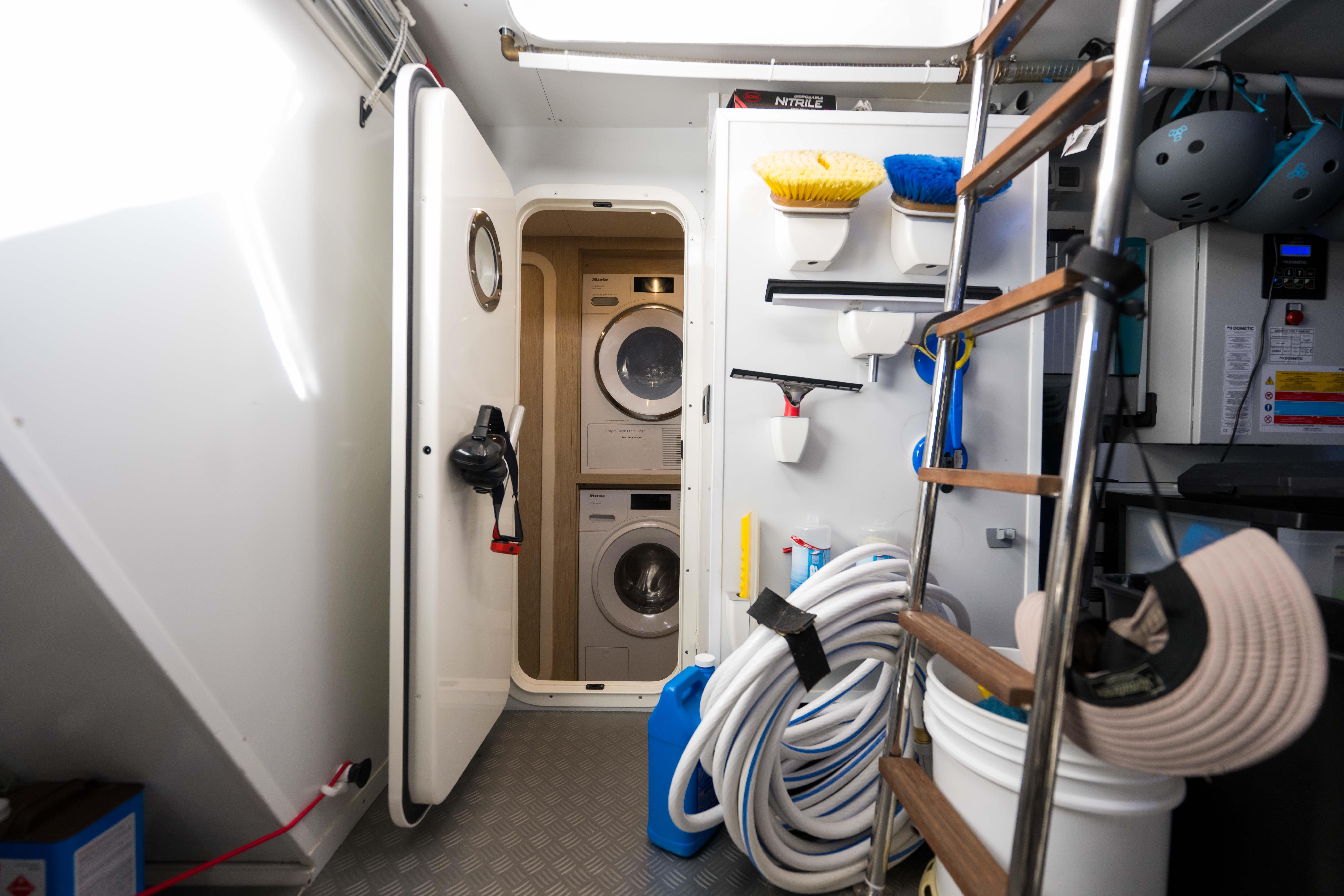 2023 FERRETTI YACHTS 720 